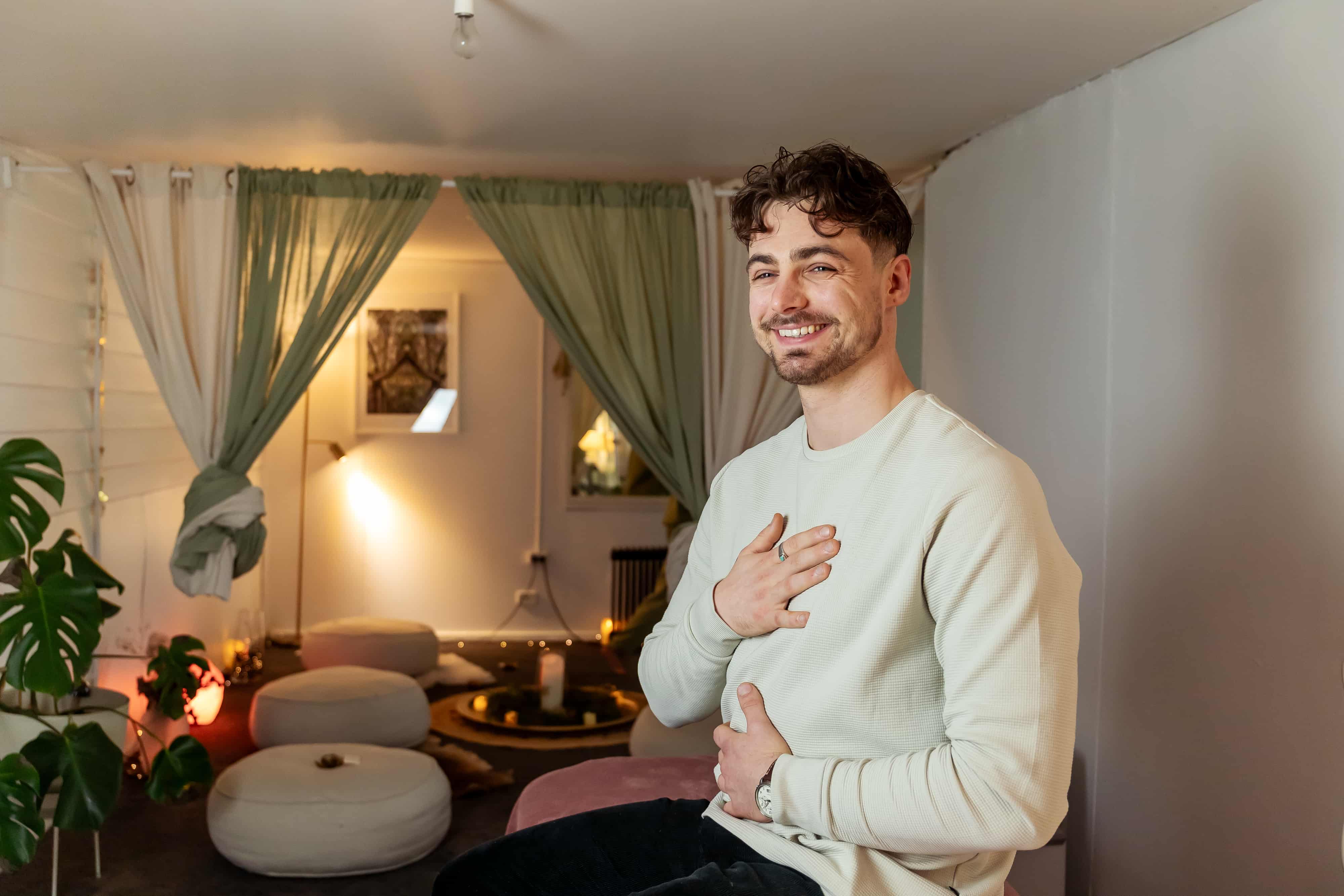 PKP Kinesiologist Vildan Alihodzic muscle-monitoring at Intelligentle Healing, Moorabbin